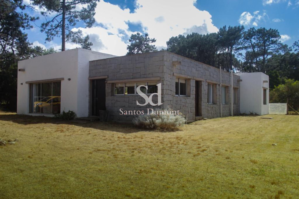 Espectacular casa En La Barra
3 dormitorios y 2 baños, uno de ellos en suite.
Posee living-comedor con cocina integrada. Estufa a leña.
Parrillero con deck de madera.
Hermosa piscina.


Consulte con nuestros asesores.
