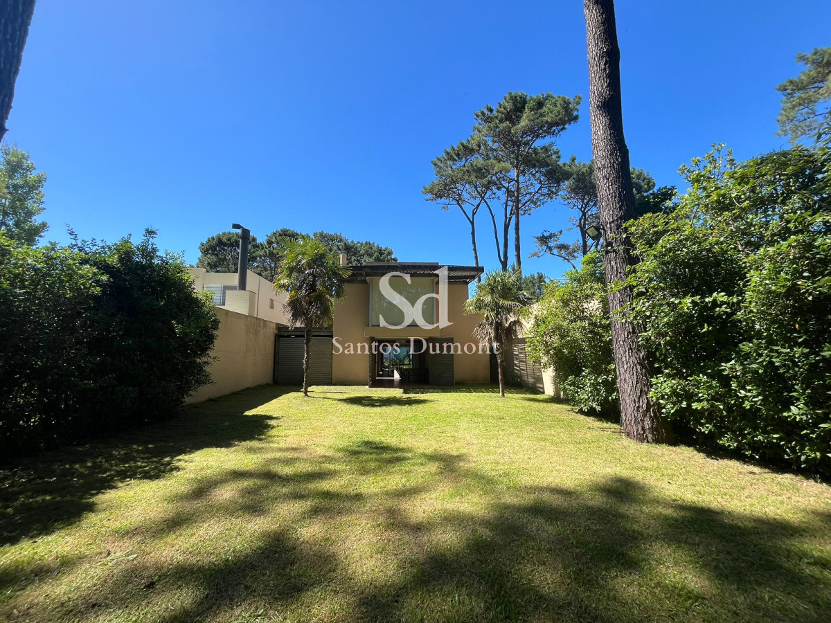 Hermosa casa a Pasos del Mar.

A solo 200 metros de la playa, esta propiedad es el lugar ideal para disfrutar de la vida costera.

Con una distribución inteligente, la casa cuenta con 4 dormitorios, de los cuales 2 son suites, brindando privacidad y confort para toda la familia. La cocina semi-integrada se conecta con un luminoso living-comedor, creando un ambiente acogedor y perfecto para compartir momentos inolvidables.

Dependencia de servicio con baño o bien 5to dormitorio. 
Parrillero techado.
El terreno de 600 m² ofrece un amplio espacio exterior, ideal para disfrutar del aire libre y las reuniones familiares. Con 250 m² construidos, cada rincón de esta propiedad ha sido diseñado para maximizar la comodidad y el estilo.

Consulta con nuestros asesores por mas información y organizar una visita a la propiedad.