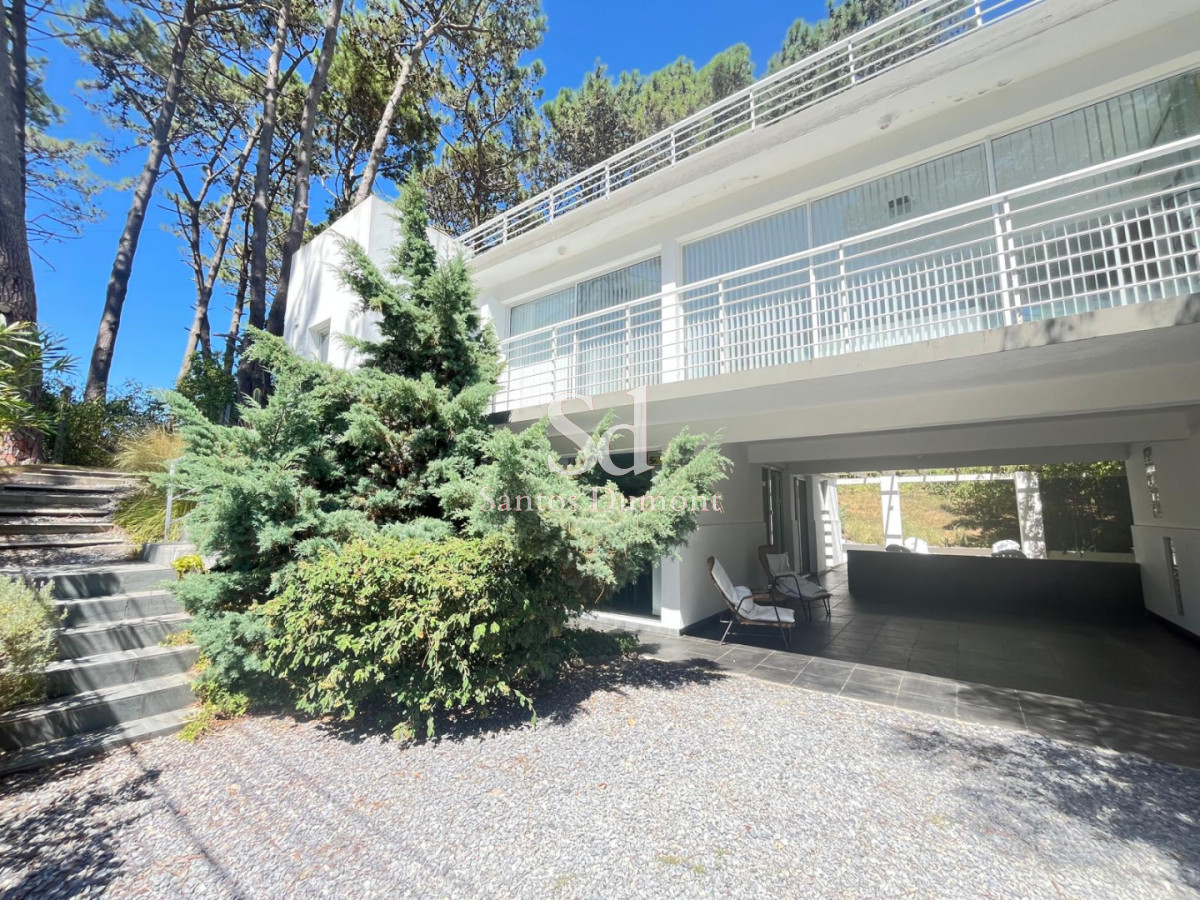 Casa a Pasos del Mar

Descubre la oportunidad de vivir en una de las zonas más deseadas de La Barra. Esta encantadora casa, ubicada a solo 200 metros de la playa, ofrece el equilibrio perfecto entre confort y cercanía al mar.

Con un generoso terreno de 504 m² y 293 m² construidos aprox., la propiedad cuenta con 4 dormitorios, 1 de ellos en suite, lo que garantiza privacidad y comodidad. 
Construida en 3 niveles. En la planta baja se encuentra la cocina con parrilla y 2 espacios de comedor. 1 dormitorio de huéspedes o bien dependencia de servicio y 1 baño completo.
En el 1er piso cuenta con un espacioso living con estufa y hermosa terraza. Toilette, 2 dormitorios, 1 baño completo y 1 escritorio o bien 3er dormitorio.
En el 2do piso se encuentra la habitación principal en suite con jacuzzi y salida a una amplia terraza.

Disfruta de la tranquilidad de Montoya, rodeado de naturaleza y a pasos de la brisa marina. No dejes pasar la oportunidad de hacer de este lugar tu nuevo hogar.
Consulta con nuestros asesores.