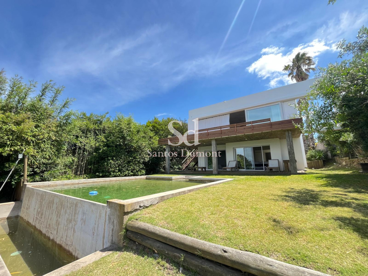 Casa moderna, espaciosa y con todas las comodidades. Ubicada sobre la colina de El Chorro. 

5 dormitorios (2 de ellos en suite). 3 baños + Toilette.
Espectacular living-comedor con grandes ventanales que se abren al completo para generar un gran espacio integrado y hermosas vistas. Cocina completa con salida al parrillero y semi integrada hacia el living-comedor.
Aire acondicionado en todos los ambientes.

Gran jardín de 1174 m2 con piscina y fogón.
Espectaculares vistas al mar, Manantiales y Punta del Este.

CONSULTE VALOR DE VENTA

Por mas información, consulte con nuestros asesores.