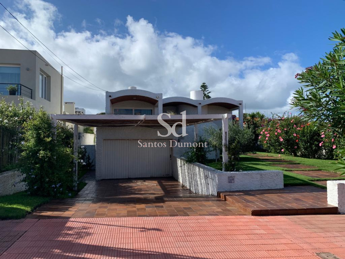 Casa en Península - Punta del Este
Muy linda zona, construcción solida, cuenta con 4 Dormitorios, 4 baños 
Living Comedor, cocina, hermoso jardín , piscina
Terreno : 800 m2 
Edificado : 360 m2 

