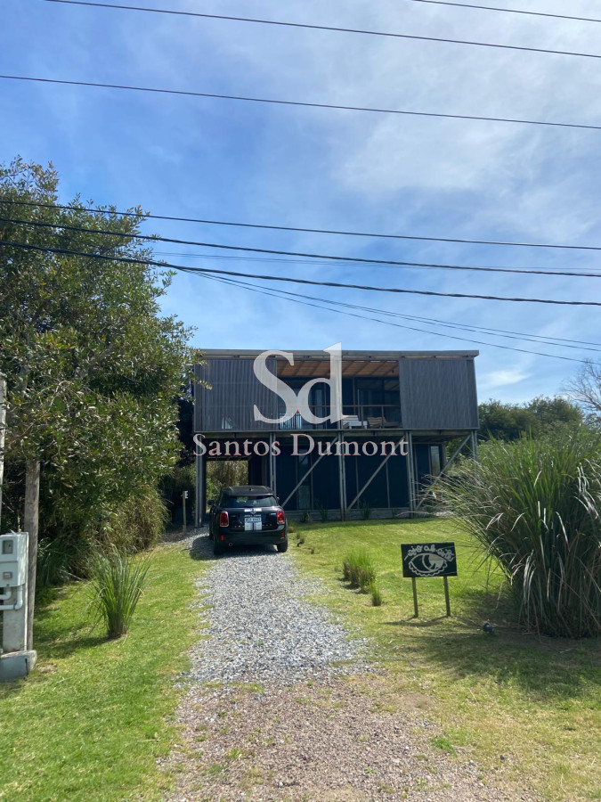 Tu refugio ideal a pasos del mar en Manantiales

Descubre esta encantadora casa en Balneario Buenos Aires, a solo 200 metros de la playa. Este hogar, con un diseño acogedor y funcional, es perfecto para disfrutar de momentos inolvidables en familia o con amigos.

3 cómodos dormitorios (principal en suite con vestidor) en la planta baja.
2 baños completos, pensados para tu conveniencia + Toilette.

Cocina completa, equipada para preparar deliciosas comidas y un hermoso living-comedor luminoso y acogedor para compartir momentos en la planta alta con salida a hermosa terraza.
Al fondo otra cómoda terraza con parrillero portátil.

Disfruta de un generoso terreno de 600 m², ideal para actividades al aire libre.

Esta propiedad no solo es un hogar, sino también una oportunidad para vivir la tranquilidad y belleza de la costa uruguaya.

CONSULTE POR VALOR DE VENTA 

Para mas información, consulta con nuestros asesores.