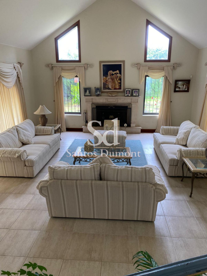**Descubra el Refugio Perfecto en Mansa - Punta del Este**

Ubicada en una de las zonas más exclusivas de Punta del Este, esta impresionante casa de 600 m² se erige sobre un amplio terreno de 2150 m², ofreciendo un equilibrio perfecto entre lujo y confort. Con 7 dormitorios, de los cuales 5 son suites, esta propiedad es ideal para familias numerosas o para aquellos que buscan un espacio generoso para recibir a amigos y seres queridos.

La casa cuenta con una distribución funcional que incluye una cocina moderna, un acogedor living y un amplio comedor, perfectos para disfrutar de momentos inolvidables. 

El entorno natural que rodea la propiedad invita a la relajación y al disfrute, mientras que su ubicación privilegiada en Mansa le permite acceder fácilmente a las hermosas playas y a la vibrante vida social de Punta del Este.

No pierda la oportunidad de adquirir este excepcional inmueble. Consulte con nuestros asesores para más información y descubra su nuevo hogar en el corazón de Punta del Este.