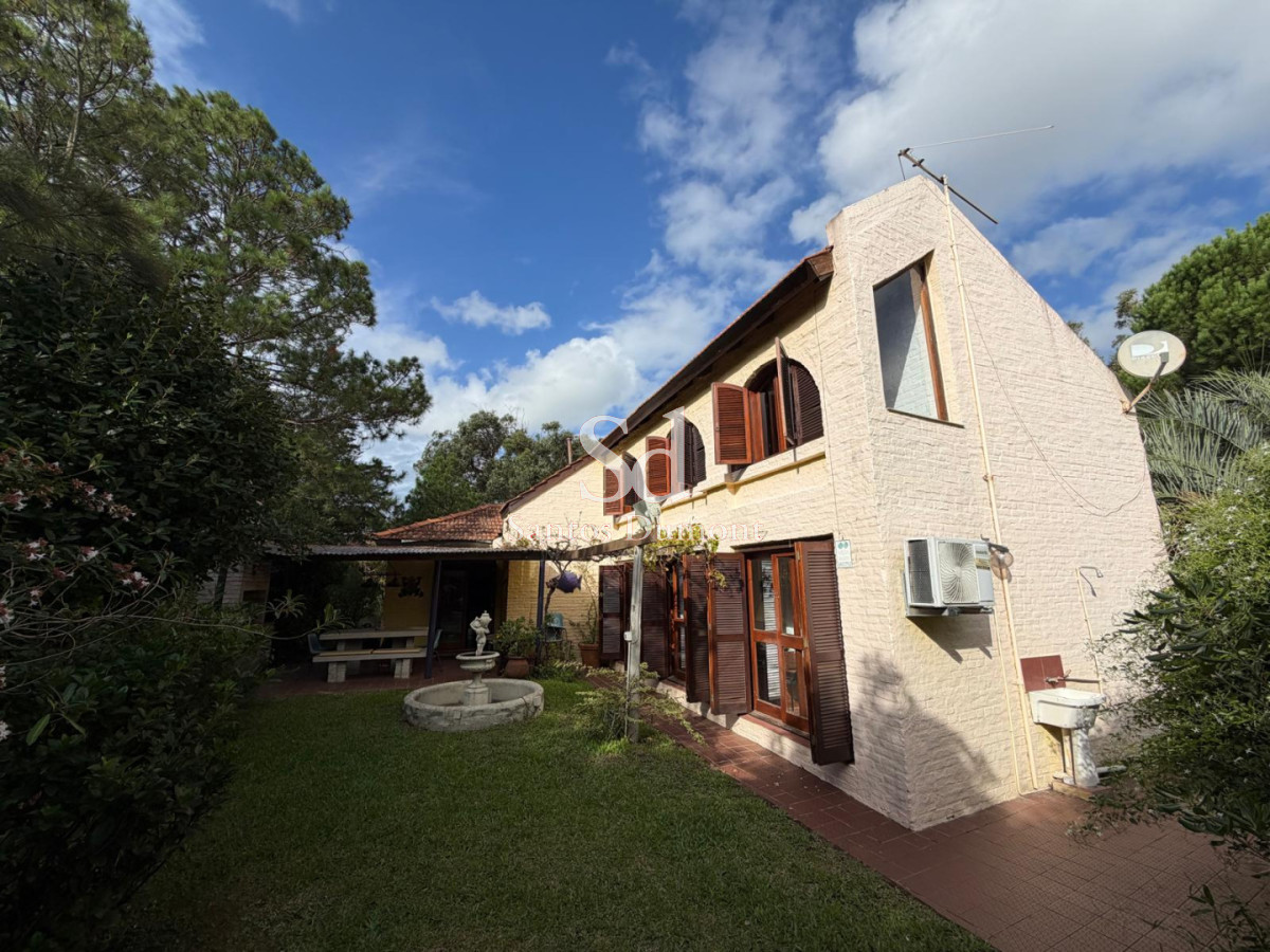 Tu Refugio Soñado en Proa del Mar

Descubre la oportunidad de tener la casa de tus sueños en una de las zonas más tranquilas y encantadoras próximo a Piriápolis. 
3 Dormitorios en casa principal + 2 baños completos.
Living con estufa a leña y cocina comedor muy cómoda.
Hermoso patio con parrillero y en pieza exterior dormitorio (dependencia) + baño.

Características del Terreno:
Superficie total: 752 m²
Ubicación privilegiada, a pocos metros de la playa y rodeado de naturaleza
Ideal para quienes buscan tranquilidad y conexión con el entorno

Imagina disfrutar de atardeceres únicos y la brisa marina desde tu propio hogar. No dejes pasar esta oportunidad de inversión en un lugar que combina belleza natural y calidad de vida.

Consulta con nuestros asesores para más información y comienza a dar forma a tu futuro en Playa Hermosa.