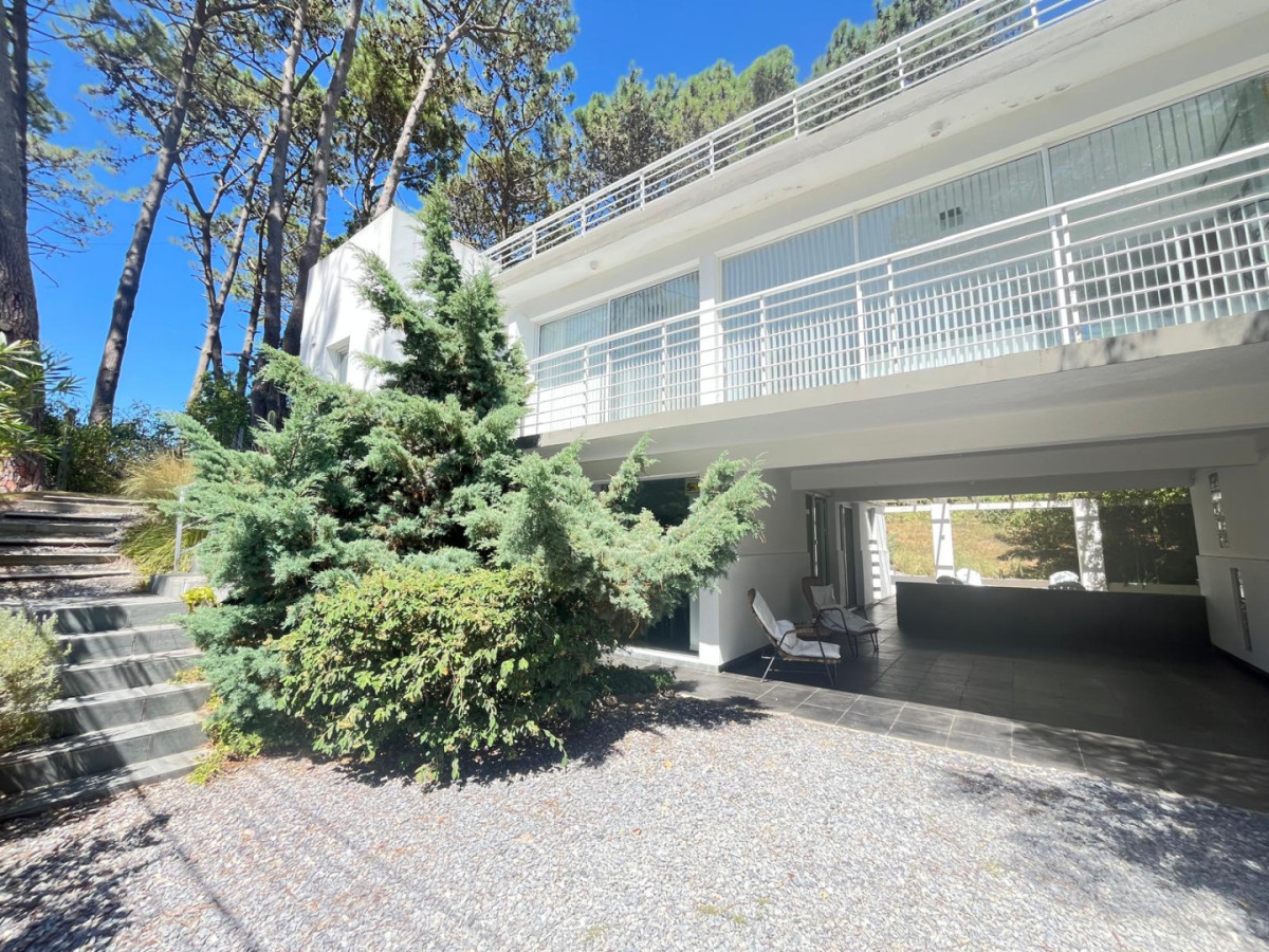 Casa en venta de 3 dormitorios a pasos del mar en Punta del Este.