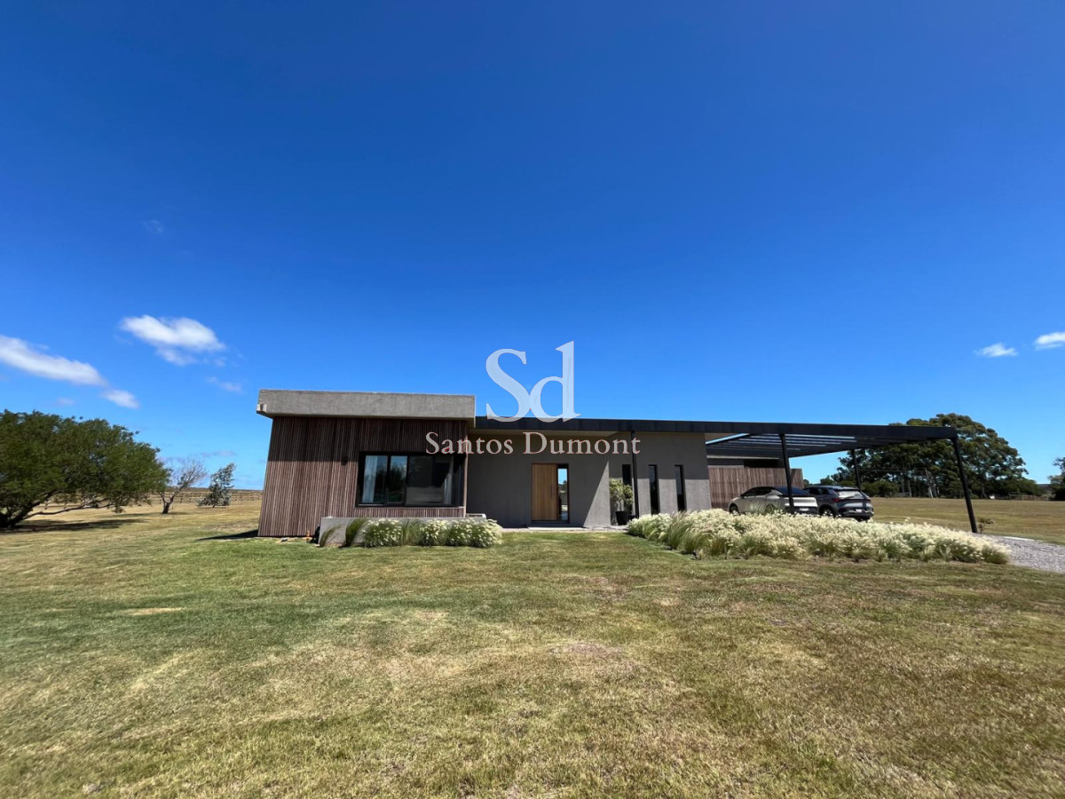 Tu Refugio en la Naturaleza: Chacra en Maldonado

Descubre el equilibrio perfecto entre confort y serenidad en esta encantadora chacra ubicada en el corazón de Maldonado. Esta propiedad te ofrece un estilo de vida único, rodeado de paisajes naturales y la tranquilidad que solo el campo puede brindar.

Características Principales:
3 Dormitorios: Espaciosos y luminosos, ideales para disfrutar de momentos en familia.
2 Baños completos + toilette: Comodidad y privacidad para todos los miembros del hogar.
Cocina Completa integrada: Diseñada para inspirar a los amantes de la gastronomía, con todo lo necesario para crear deliciosas comidas. Cuenta con Anafe, Horno eléctrico, lavavajillas, microondas, Heladera con freezer, Heladera de vinos, Licuadora, Máquina Nespresso y más.
Living - Comedor: Áreas amplias y acogedoras, perfectas para compartir y disfrutar de la calidez del hogar. Estufa de alto rendimiento y T.V de 65´´
Dependencia de Servicio.

Parrillero abierto techado, comedor exterior par 12 personas, piscina climatizada de agua salada y cercada.
Capacidad para 7 huéspedes.
5.000 m2 de terreno y 200 m2 construidos y una galería de 90 m2.

Espectaculares amenities: 
 Club House con restaurante.
 Sector Kids con personal, ping pong, futbolito y actividades guiadas.
 Piscina con varios sectores.
 Canchas de pádel y tenis (gratis).
 Caballerizas con turnos gratuitos.
 Reserva natural con playa y kayaks.
 Huerta comunitaria.
 Gimnasio moderno.
 Lagos y zona de fogón con parrilla al pincho.
 Seguridad 24 h.

No dejes pasar esta oportunidad Consulta con nuestros asesores para más información.