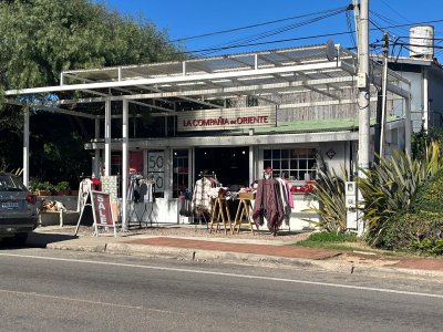 Local comercial con apartamento, apto para todo rubro