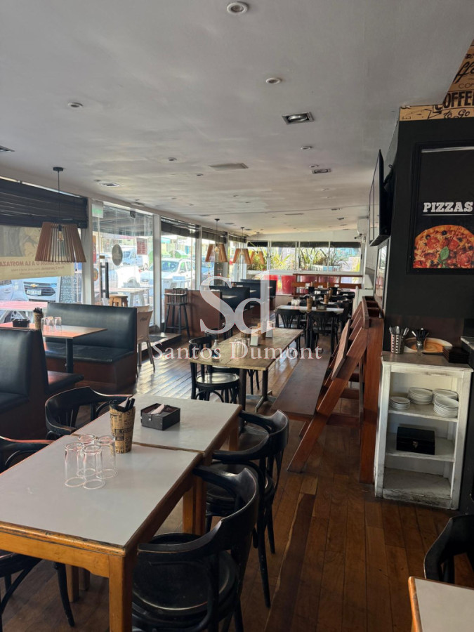  Oportunidad Única en la Península: Local Gastronómico a Pasos del Mar

Descubre el potencial de este amplio local de 170 m², situado en el corazón de la Península de Punta del Este, a tan solo 200 metros de la playa. Este espacio versátil es ideal para emprendedores del rubro gastronómico que buscan establecerse en una de las zonas más vibrantes y turísticas del país.

Con una ubicación estratégica, el local ofrece una excelente visibilidad y un flujo constante de visitantes, lo que lo convierte en la opción perfecta para un restaurante, café o bar. Su diseño permite múltiples configuraciones, brindando la flexibilidad necesaria para adaptarse a tus necesidades.

No dejes pasar esta oportunidad de invertir en un negocio en una de las áreas más codiciadas de Punta del Este. 

**Consulta con nuestros asesores y da el primer paso hacia tu nuevo proyecto.**