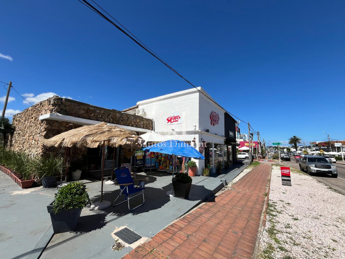 Excelente local comercial sobre la principal de La Barra.

1067 mts2 de terreno.
20,95mts de frente x 50,95mts de fondo aprox.

Construidos aprox. 441mts2.
4 baÃ±os totales (2 en locales y 2 arriba).

local 1 - 240 mts. Casi 9 mts de frente.

local 2  - 140 mts + 60 mts arriba de los dormitorios y baÃ±os.

Consulte con nuestros asesores.