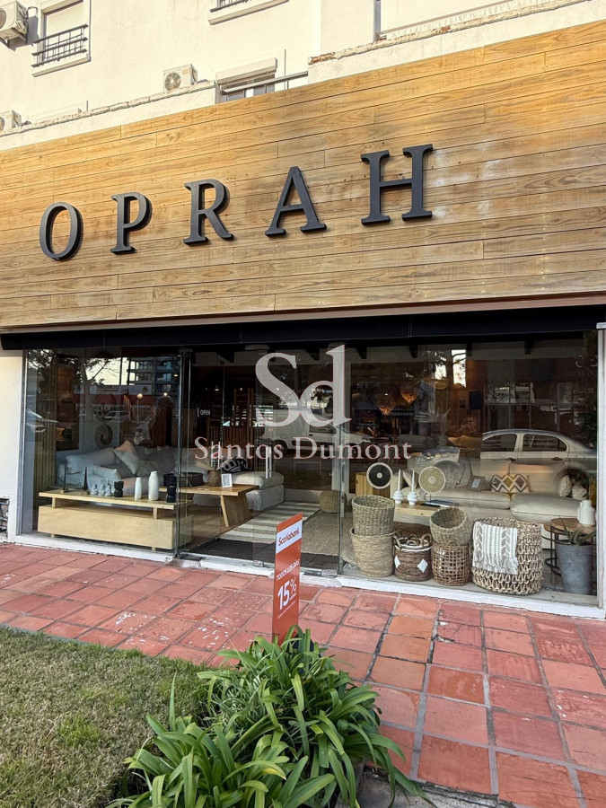  Oportunidad Única en Aidy Grill: Local Comercial de 219 m²

Descubra el potencial de este amplio local de 219 m², ubicado en la codiciada zona de Aidy Grill, Punta del Este. Este espacio versátil es perfecto para emprendedores que buscan establecer su negocio en una de las áreas más vibrantes y en crecimiento de la ciudad.

Con una distribución funcional y luminosidad natural, este local se adapta a diversas actividades comerciales. Su ubicación estratégica garantiza un flujo constante de clientes, rodeado de residencias y servicios que potencian la visibilidad y el acceso.

**Características Destacadas:**
- Superficie total: 219 m²
- Espacio versátil, ideal para diferentes rubros
- Excelente ubicación en Aidy Grill
- Oportunidad de inversión en una zona de alta demanda

No deje pasar esta oportunidad de invertir en un espacio que promete crecimiento y éxito. Consulte con nuestros asesores para más información y para programar una visita. ¡Su futuro negocio en Punta del Este comienza aquí!