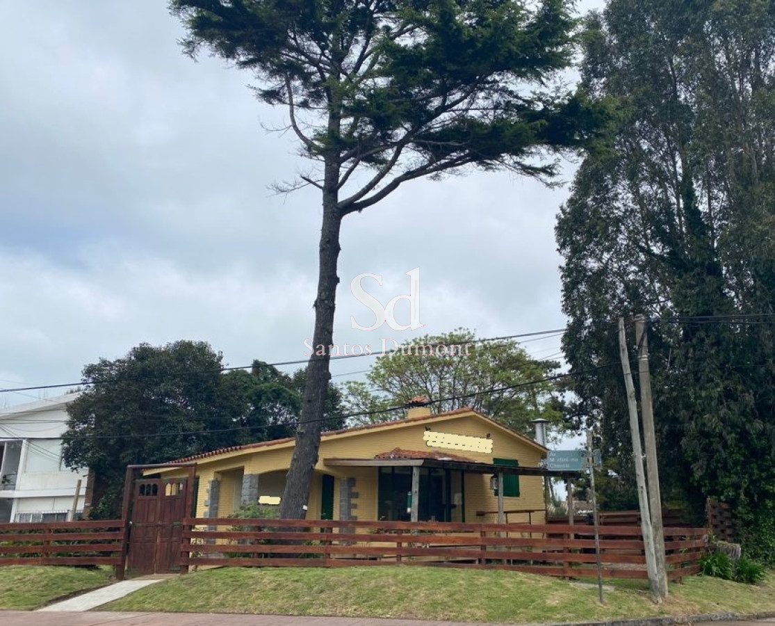 Excelente oportunidad de inversión en una ubicación estratégica de Maldonado, con gran visibilidad y fácil acceso sobre Av. Chiossi.

La propiedad se desarrolla sobre un terreno Esquinero de 539 m² y cuenta con aproximadamente 174 m² construidos, ofreciendo amplios espacios y múltiples posibilidades para uso comercial, profesional o de servicios.

Su destacada ubicación sobre una de las principales avenidas de la zona brinda una excelente exposición, alto flujo de circulación y gran potencial para el desarrollo de diversos emprendimientos.

Ideal para empresas, comercios, oficinas, depósitos o proyectos que requieran presencia y conectividad en una zona de permanente crecimiento.

Consulte por más información y coordine su visita.
