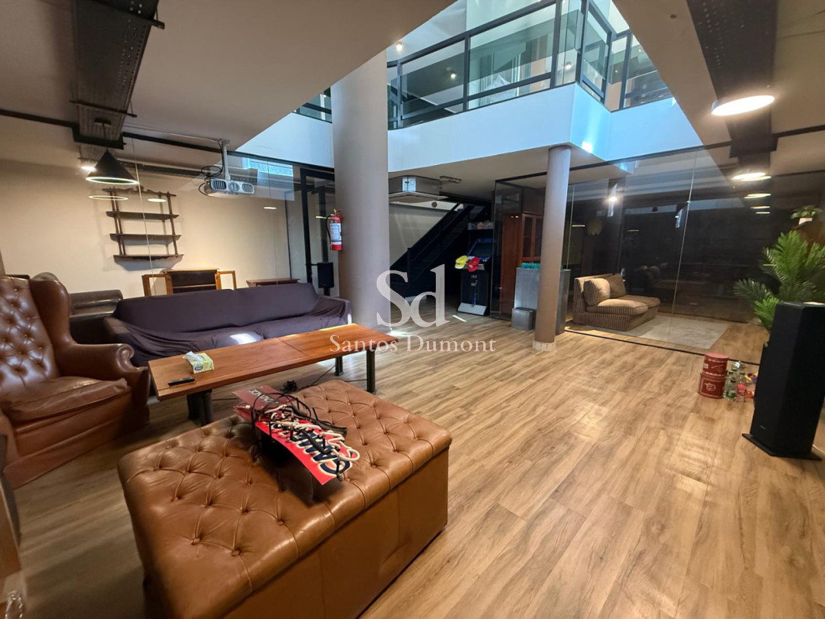  Oportunidad Única en Península: Local Comercial a Pasos del Mar

Descubra el potencial de este amplio local de 154 m², estratégicamente ubicado en la emblemática Península de Punta del Este, a solo 100 metros de la playa. Este espacio versátil es ideal para oficinas, ofreciendo un entorno profesional en una de las zonas más codiciadas de la ciudad.

Con una distribución funcional y luminosidad natural, este local se adapta perfectamente a sus necesidades empresariales. Su cercanía al mar no solo brinda un ambiente inspirador, sino que también garantiza un flujo constante de visitantes y clientes.

No deje pasar esta oportunidad de establecer su negocio en un lugar privilegiado. Consulte con nuestros asesores para más información y para coordinar una visita. ¡Su nuevo espacio de trabajo le espera!