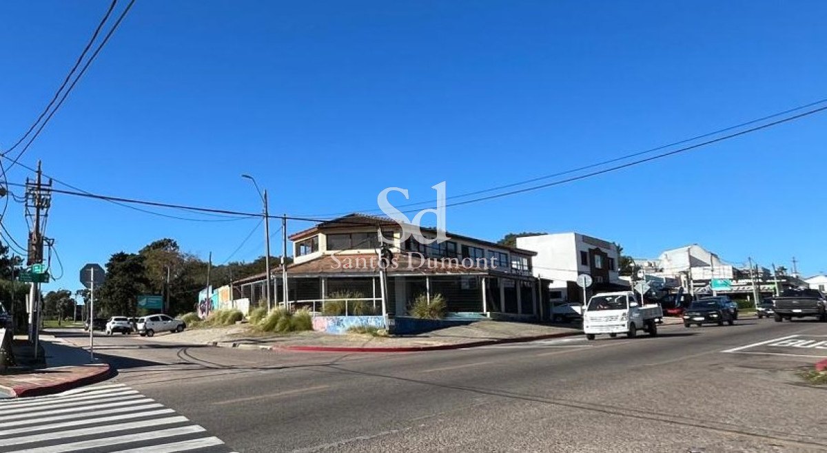 Oportunidad única de inversión en una de las zonas más transitadas y comerciales de La Barra.

Importante propiedad en esquina, ubicada estratégicamente sobre Ruta 10, con 700 m² de terreno y 347 m² construidos, distribuidos en 5 locales comerciales, ideal para renta, desarrollo comercial o emprendimientos de múltiples rubros.

Destaca por sus 35 metros de frente sobre Ruta 10, ofreciendo una excelente visibilidad, gran exposición de marca y fácil acceso para clientes y proveedores.

Características principales:

* Terreno de 700 m².
* 347 m² edificados.
* 5 locales comerciales.
* Esquina de alto impacto visual.
* 35 metros de frente sobre Ruta 10.
* Excelente flujo vehicular y peatonal.
* Ubicación privilegiada en La Barra.

Ideal para inversores que buscan rentabilidad inmediata o para empresas que necesiten una ubicación estratégica en uno de los principales corredores comerciales de la zona.

Disponible para venta y alquiler. Consulte por más información y coordine una visita.
