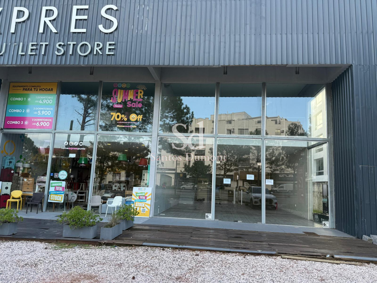 Local en alquiler, amplio y en excelente estado, ubicado en la zona de mayor desarrollo comercial de Punta del Este.

Consulte con nuestros asesores.

Santos Dumont Inmobiliaria