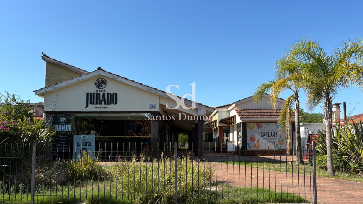 Oportunidad Única en Carrasco: Local para Tu Proyecto Soñado

Descubre el potencial de este amplio espacio de 815 m² de terreno, ubicado en el corazón de Carrasco, una de las zonas más exclusivas y de mayor crecimiento de Montevideo. Este espacio versátil es ideal para diversas actividades comerciales, desde tiendas de retail hasta oficinas o emprendimientos gastronómicos.

Local comercial implantado sobre un predio de 815 m², con una superficie edificada total de 973 m², desarrollado en varios niveles y con espacios complementarios que permiten una gran flexibilidad de uso.

Padrón: 111237
Destino: Local comercial
Reforma registrada: 1993
Categoría constructiva: Mediana
Estado de conservación: Regular

Actualmente la propiedad se encuentra subdividida en 7 locales comerciales en funcionamiento: seis ubicados al frente y un local de mayor dimensión en la parte posterior. Los seis locales frontales cuentan cada uno con depósito y baño independiente, lo que garantiza autonomía operativa para cada unidad.

Características destacadas:

- Superficie amplia: 815 m² que se adaptan a tus necesidades.
- Ubicación estratégica: Situado en una zona de alto tránsito, con fácil acceso y visibilidad.
- Entorno dinámico: Rodeado de comercios, servicios y residencias, lo que garantiza un flujo constante de clientes.
- Posibilidad de personalización: Espacio en bruto que te permite diseñar el local según tu visión.

No dejes pasar esta oportunidad de establecer tu negocio en un lugar privilegiado. Para más información y consultas, no dudes en contactarte con nuestros asesores.