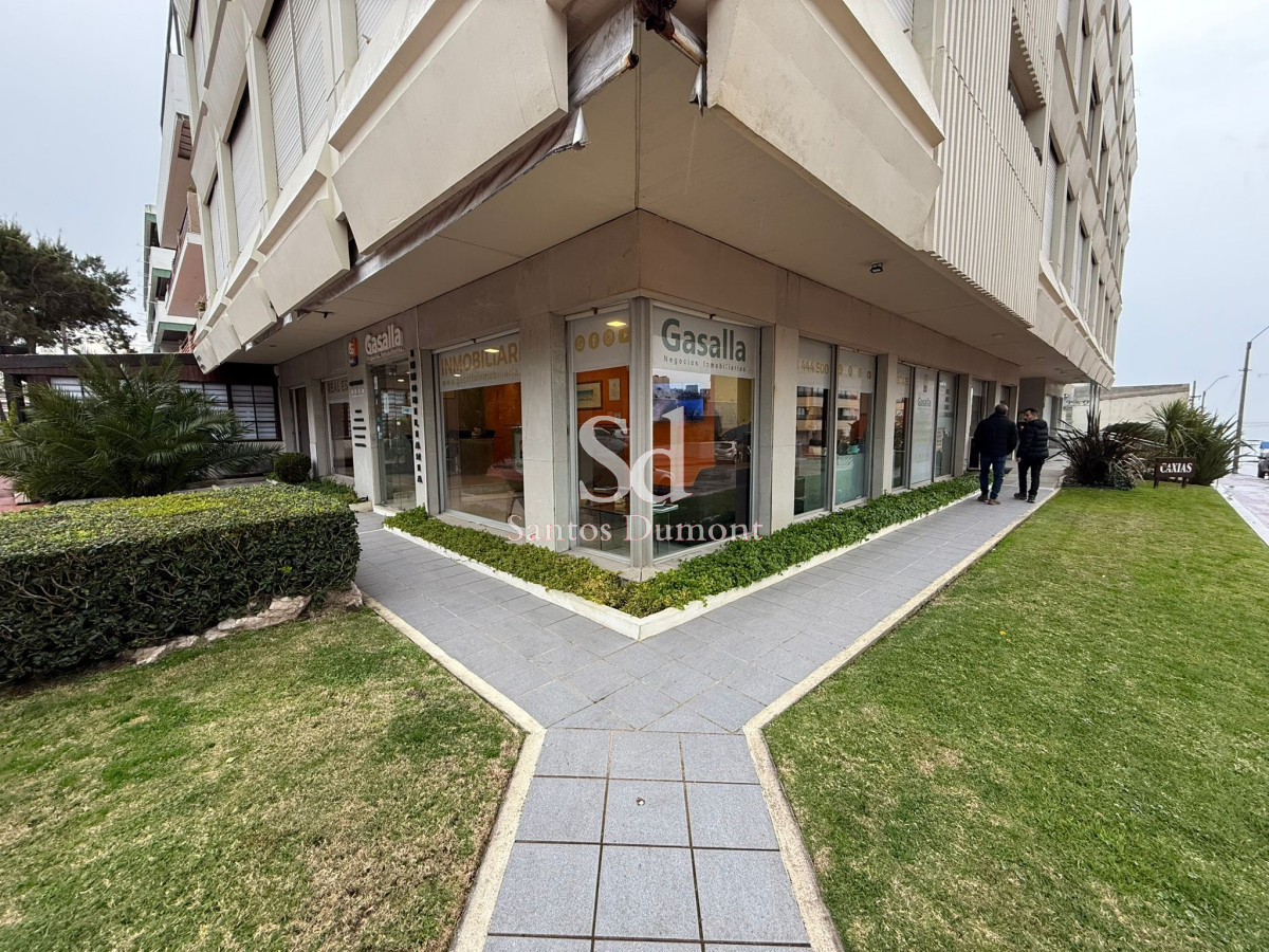 **Oportunidad Única en la Península: Local de 160 m² para tu Oficina Ideal**

Descubre el espacio perfecto para llevar tu negocio al siguiente nivel en el corazón de Punta del Este. Este amplio local de 160 m², ubicado en la emblemática Península, ofrece una ubicación estratégica que garantiza visibilidad y accesibilidad para tus clientes.

Con un diseño versátil, este local se adapta a diversas necesidades, permitiendo la creación de un ambiente de trabajo funcional y acogedor. Su cercanía a importantes puntos de interés y la vibrante vida comercial de la zona lo convierten en la opción ideal para establecer tu oficina.

No dejes pasar esta oportunidad de invertir en un espacio que potenciará tu emprendimiento. Consulta con nuestros asesores para obtener más información y programar una visita. ¡Tu nuevo comienzo en Punta del Este te espera!