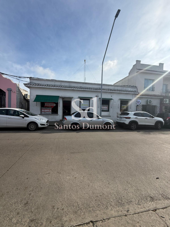 Venta y Alquiler de propiedad comercial en el centro de Maldonado

Excelente oportunidad de inversión en una ubicación estratégica, sobre calle Dodera casi Ituzaingó, en pleno centro de Maldonado, detrás del supermercado El Dorado y rodeada de una amplia oferta de servicios, comercios e instituciones.

La propiedad cuenta con 374 m² de terreno y 180 m² construidos según Catastro, ofreciendo un amplio potencial para diversos destinos comerciales o de desarrollo.

Anteriormente funcionó como clínica, disponiendo de una estructura que permite múltiples posibilidades de adaptación según las necesidades del proyecto.

Ideal para:
- Estacionamiento privado o comercial.
- Oficinas y centros de servicios.
- Consultorios médicos o profesionales.
- Local comercial.
- Depósito o centro logístico urbano.

Su privilegiada ubicación, en una zona de alta circulación vehicular y peatonal, la convierte en una excelente alternativa tanto para uso propio como para inversión.

Consulte por más información y coordine una visita.