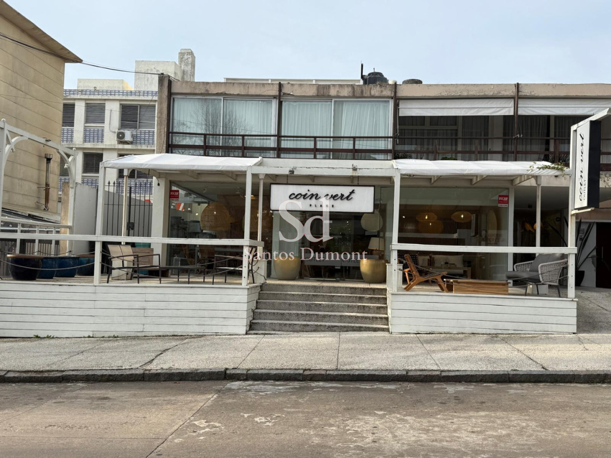  Oportunidad Única en la Península: Local Comercial a Pasos del Mar

Descubra el potencial de este amplio local de 219 m², situado en el corazón de la Península de Punta del Este, a tan solo 50 metros de la costa. Este espacio versátil es ideal para una variedad de rubros, desde comercios, tiendas, gastronomía, hasta oficinas, brindando la flexibilidad que su negocio necesita.

Con una ubicación privilegiada, su visibilidad y accesibilidad son inigualables, atrayendo tanto a residentes como a turistas. Imagine su proyecto en un entorno vibrante, donde la demanda comercial se encuentra en constante crecimiento.

No deje pasar esta oportunidad de inversión en una de las zonas más codiciadas de Uruguay. Consulte con nuestros asesores para más información y para programar una visita. ¡Su futuro comienza aquí!
