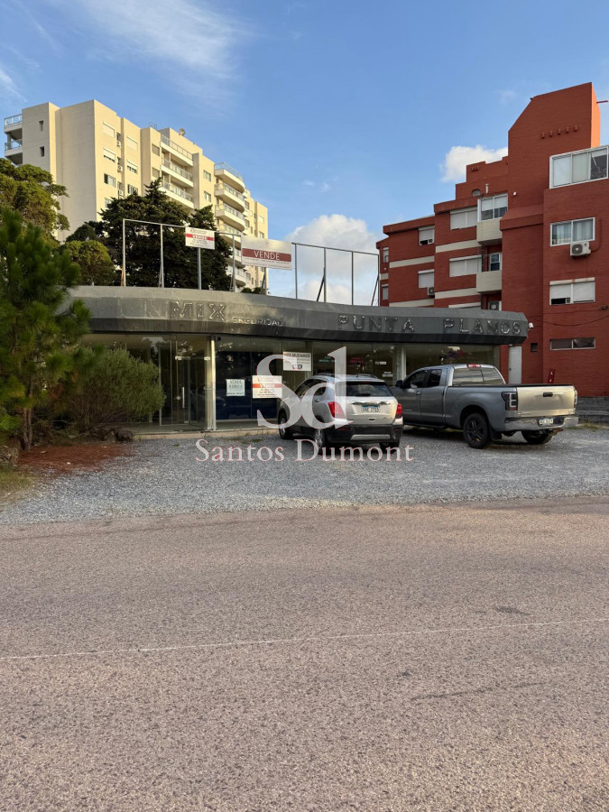 Excelente local comercial por Av. Italia.

Gran flujo comercial en la zona.

Local de 131mts2 construidos aprox.
669 mts2 de terreno.
23,61 mts de frente. 1 de sus laterales 36,36 mts y el otro lateral 24,70 mts.
