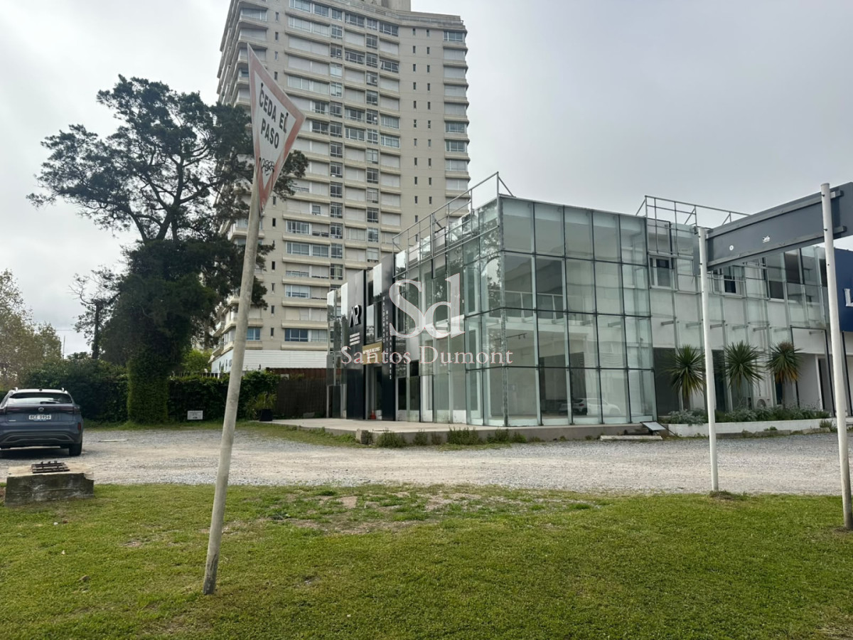 Complejo de Locales Comerciales en Aidy Grill, Punta del Este

Sobre Pedragosa Sierra y Av. Roosevelt

Ubicado en el corazÃ³n de Aidy Grill, tres locales de 718 mÂ² ofrece un espacio versÃ¡til ideal para diversas actividades comerciales. Su estratÃ©gica ubicaciÃ³n garantiza un flujo constante de potenciales clientes, gracias a la cercanÃ­a con Ã¡reas residenciales y turÃ­sticas de alta demanda.

El local se presenta como una excelente opciÃ³n para quienes buscan establecer un negocio en una de las zonas mÃ¡s cotizadas de Punta del Este. Su amplitud permite la adaptaciÃ³n a diferentes configuraciones, lo que facilita la implementaciÃ³n de proyectos innovadores. AdemÃ¡s, el entorno cuenta con una variada oferta de servicios y comercios, lo que potencia aÃºn mÃ¡s su atractivo.

Se presenta con excelente renta anual. Comprobada.

No pierda la oportunidad de consultar con nuestros asesores para explorar las posibilidades que este local puede ofrecerle.