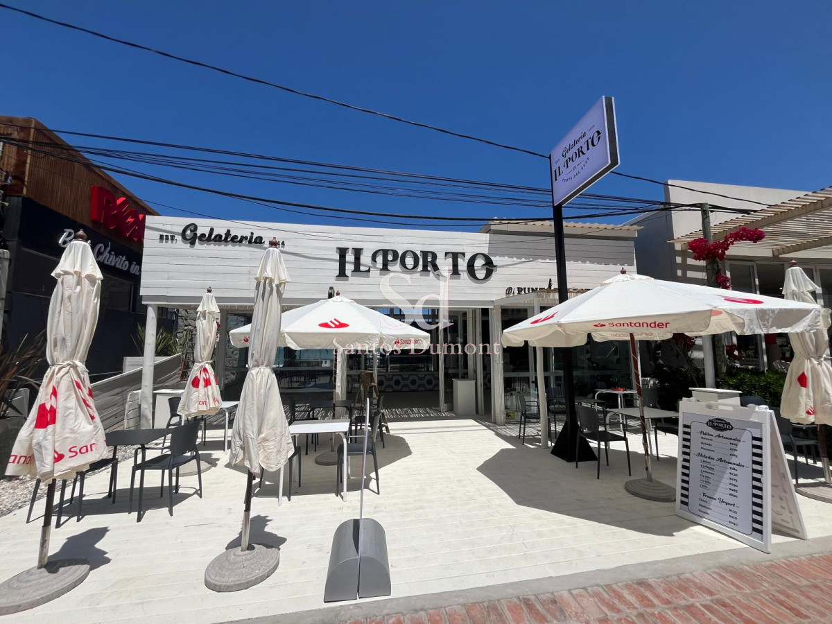 Espectacular Local de 247 mtrs2 de terreno.
123,79 mtrs2 de local comercial aprox + 72,08 mtrs2 de vivienda aprox. (2 dorm + estar grande +cocina y baño)

Excelente vista al mar. En la mejor zona comercial de La Barra. 

Por mas información, consulte con nuestros asesores.
