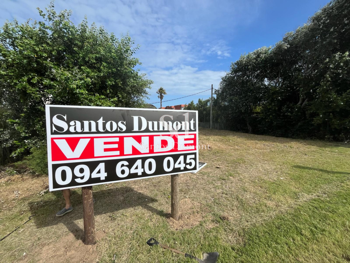 Tu Refugio en Punta Piedras: Terreno a Pasos del Mar

Descubre la oportunidad de construir la casa de tus sueños en un entorno natural inigualable. Este terreno de 502 m², ubicado en la codiciada zona de Punta Piedras, Manantiales, te ofrece la posibilidad de disfrutar de la tranquilidad y belleza de la costa uruguaya.

Con un generoso fondo de 33 metros y un frente de 15,20 metros, este espacio te brinda la flexibilidad necesaria para diseñar un hogar que se adapte a tus necesidades y estilo de vida. A tan solo 100 metros del mar, podrás disfrutar de la brisa marina y de los atardeceres que solo este rincón del mundo puede ofrecer.

No dejes pasar esta oportunidad única. Consulta con nuestros asesores y comienza a dar forma a tu proyecto en uno de los destinos más exclusivos de la región.