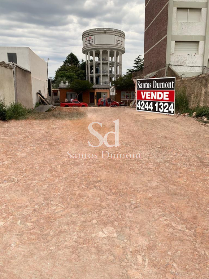 Excelente terreno en pleno centro de Maldonado, ubicado sobre calles Sarandí y Arturo Santana, en una zona estratégica con gran potencial de desarrollo y muy buena conectividad.

El lote cuenta con 503 m² de superficie, con aproximadamente 12 metros de frente y 42 metros de fondo, ofreciendo excelentes dimensiones para proyectos residenciales, comerciales o de inversión.

Según normativa de la zona, se permite desarrollo en altura, lo que lo convierte en una muy buena oportunidad para edificio, viviendas, oficinas o proyecto mixto. Además, los usos no residenciales en planta baja y primer piso cuentan con importantes beneficios de ocupación.  

Zona de constante crecimiento y valorización, ideal para desarrolladores e inversores que busquen un terreno con excelente potencial constructivo en el corazón de Maldonado.

Por mas información, consulte al +598 94 441 081