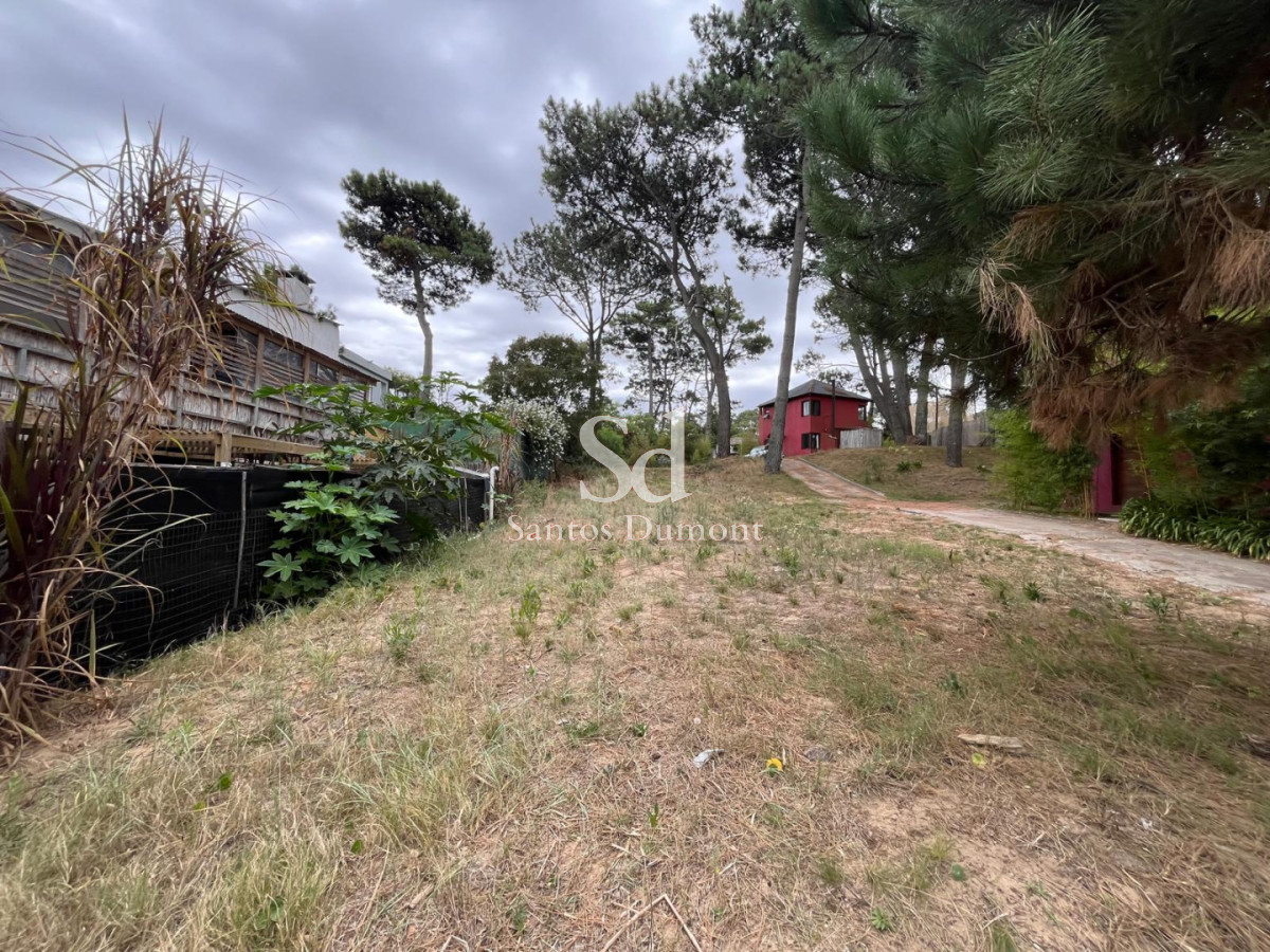 Tu Espacio Ideal en Montoya: Terreno de 600 m² a Pasos del Mar.

Descubre la oportunidad de construir la casa de tus sueños en un entorno natural inigualable. 
Este terreno de 600 m², ubicado en la codiciada zona de Montoya, La Barra, te ofrece la combinación perfecta de tranquilidad y cercanía al mar, a tan solo 400 metros de la playa.

Con un fondo de 50 metros y un frente de 12 metros, este espacio te brinda amplias posibilidades para diseñar el hogar que siempre has deseado. 
Imagina disfrutar de atardeceres únicos y la brisa marina desde tu propia terraza.

No dejes pasar esta oportunidad. Consulta con nuestros asesores para más información y comienza a dar forma a tu futuro en uno de los destinos más exclusivos de la costa uruguaya.