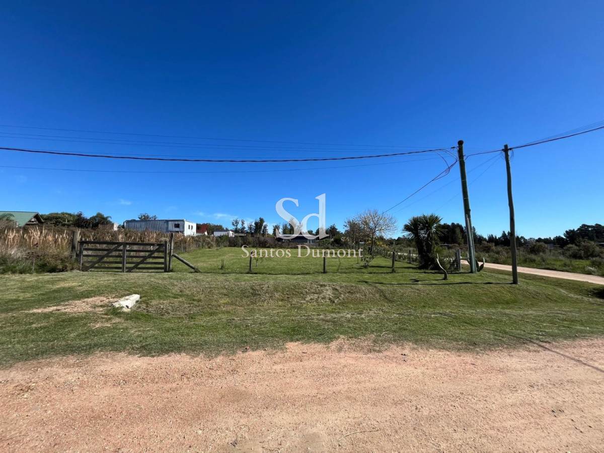 Tu Oportunidad en Miramar Acres

Descubre el lugar perfecto para construir la casa de tus sueños en el exclusivo barrio de Miramar Acres, La Barra. Este amplio terreno de 742 m²*te ofrece un lienzo en blanco para diseñar el hogar que siempre has imaginado.

Con un frente de 17 metros aproximadamente, la propiedad se destaca por su generosa dimensión, brindándote la posibilidad de disfrutar de espacios amplios y luminosos. 
Rodeado de la belleza natural de la zona, vivir aquí significa estar a pocos minutos de las playas más hermosas y de la vibrante vida social que caracteriza a La Barra.

No dejes pasar esta oportunidad única. Consulta con nuestros asesores!.