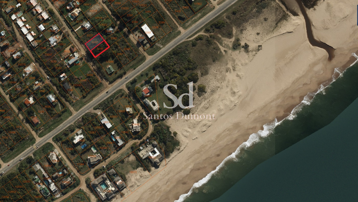 Tu Oasis en Manantiales: 2 Terrenos linderos con 900 m² totales a Pasos del Mar.
450Mts cada lote.
VALOR ES POR CADA LOTE INDIVIDUAL.

Descubre la oportunidad de construir el hogar de tus sueños en el exclusivo Balneario Buenos Aires, Manantiales. Este amplio terreno de 900 m², con 30 metros de frente y 30 metros de fondo, te ofrece el espacio ideal para diseñar un refugio que combine confort y estilo, a tan solo 150 metros de la playa.

Imagina despertar cada mañana con el sonido de las olas y la brisa marina, en un entorno natural que invita a disfrutar de la vida al aire libre. La ubicación privilegiada de esta propiedad te permitirá acceder fácilmente a las mejores atracciones de la zona, sin renunciar a la tranquilidad que buscas.

Se pueden construir 4 casas gemelas de 7,5m de frente con 150 m2 cada una. Divididos en dos plantas: planta baja 75m + planta alta 75m2.

No dejes pasar esta oportunidad única. Consulta con nuestros asesores para obtener más información.
