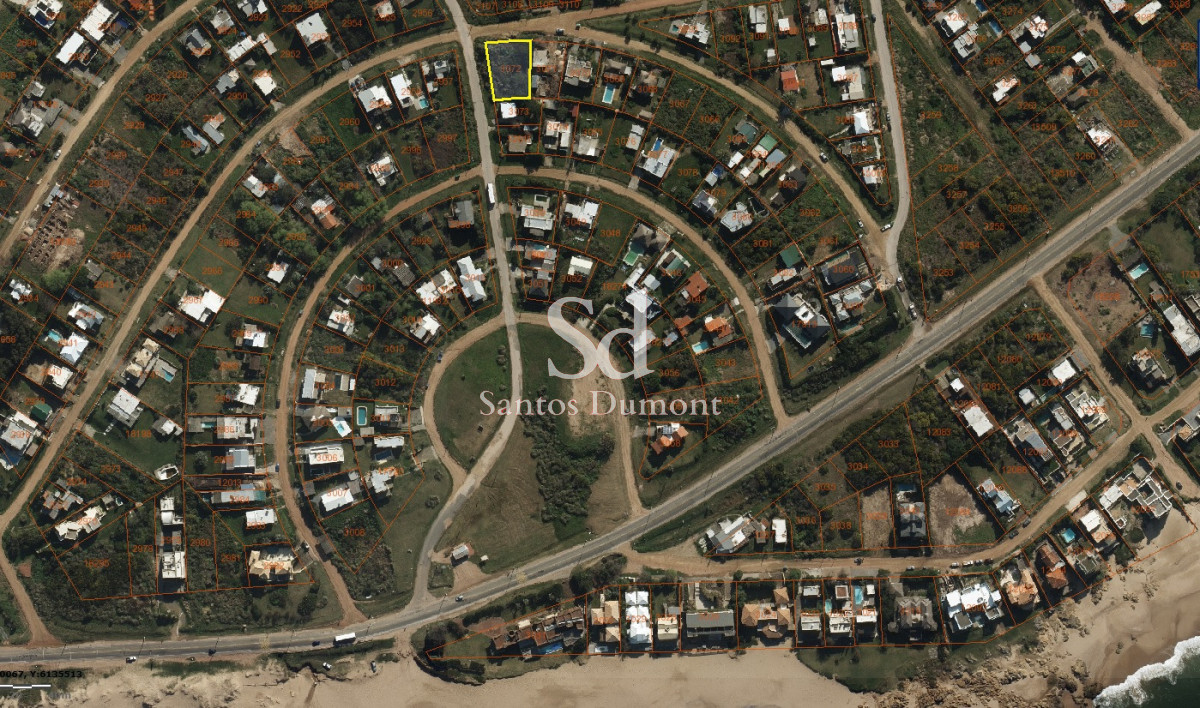 Tu Oasis en El Chorro: Terreno de 520 m² en Manantiales

Descubre la oportunidad de construir la casa de tus sueños en uno de los destinos más exclusivos de la costa uruguaya. 
Este amplio terreno de 520 m², ubicado en El Chorro, Manantiales, te ofrece un lienzo en blanco para diseñar el hogar que siempre has deseado.

Rodeado de un entorno natural privilegiado, este terreno combina la tranquilidad de la vida campestre con la cercanía a las playas más hermosas de la región. Con acceso a servicios y una comunidad vibrante, vivir aquí es disfrutar de un estilo de vida único.

No dejes pasar esta oportunidad. Consulta con nuestros asesores.