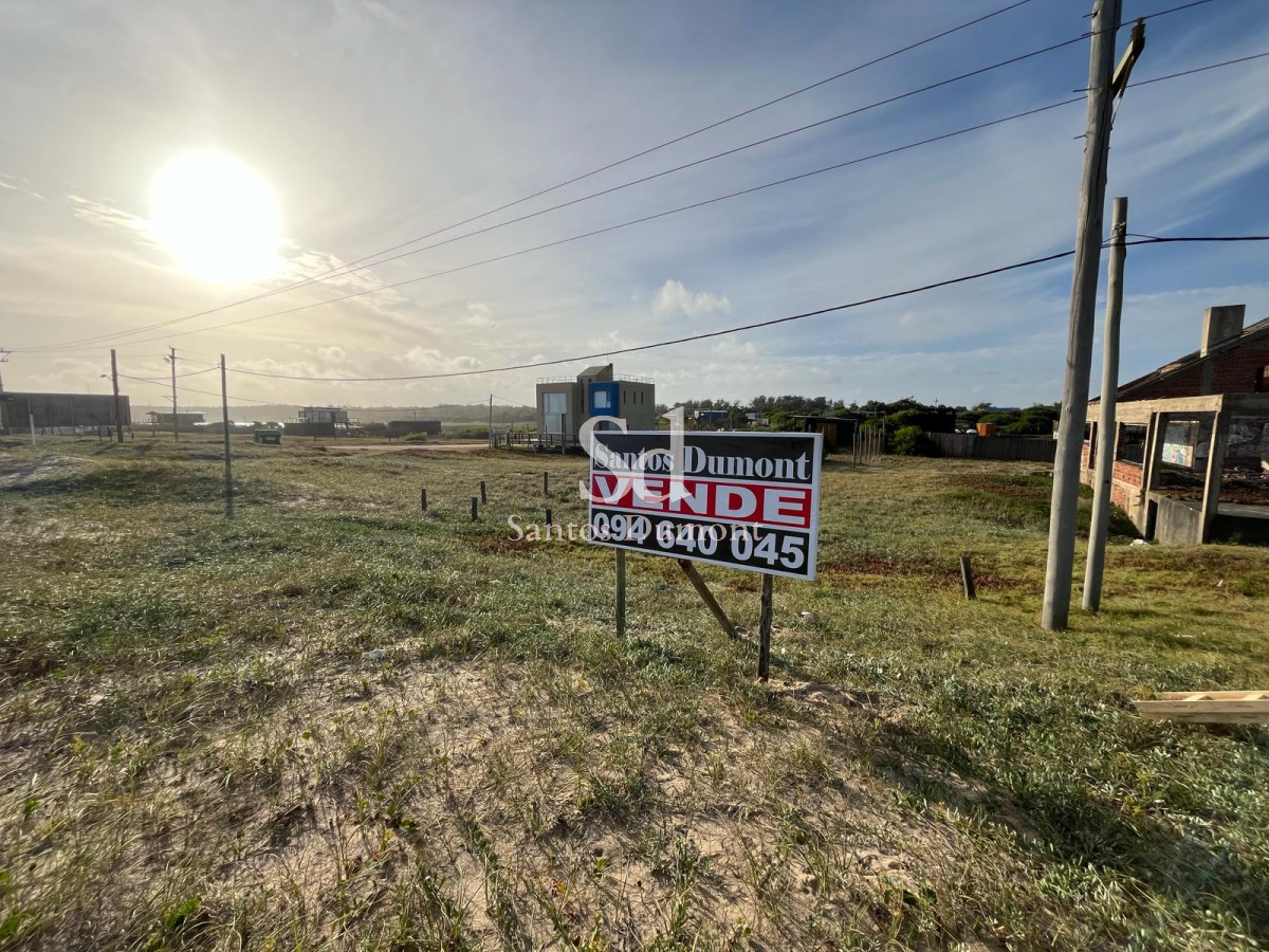 Excelentes lotes en Santa Mónica.

Se venden juntos o por separado.

Padrón 1172 - 570mts2 - U$S 160.000. Tiene 15mts de frente x 38mts de fondo.

Padrón 1188 - 480mts2 SOBRE LA RUTA - U$S 220.000. Tiene 16mts de frente x 30mts de fondo.

Altura máxima: 7 mts. (P.B.+ P.A.).

Ocupación:
F.O.S.: 25 %
FOS. Natural no pavimentado: 100 %
F.O.T.: 50 %
Se admitirá un FOS adicional del 10% en planta baja para la construcción de garaje, que no se incluye en el FOT.

Por mas información, consulte con nuestros asesores.