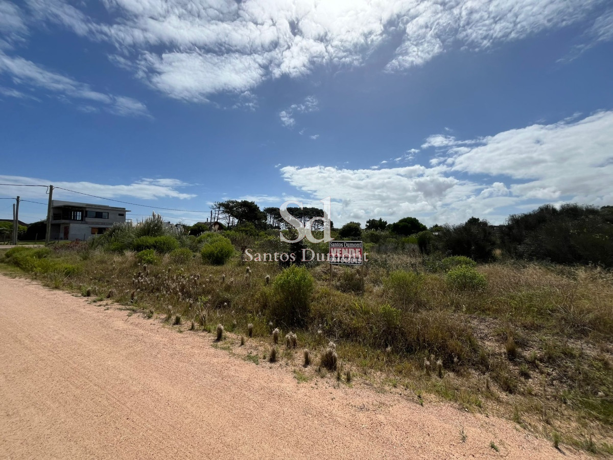 Excelentes lotes a metros del Mar y ruta principal.

600 mts2 cada uno. 15mts de frente x 40mts de fondo.
Total: 1.800 mts2. 45 mts de frente totales a calle El Patacón.

Manzana 110
Padrones disponibles: 13813 - 13814 - 13815

Se venden juntos o por separado. El valor es por cada lote individual.

Por mas información, consulte con nuestros asesores.