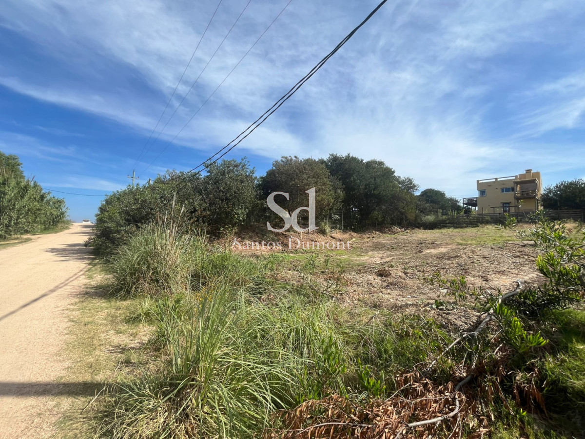 Terreno de 450 m2, en Balneario Buenos Aires
Ubicado a  100 metros del Mar por calle 10.
Lote esquinero.
Fondo: 30 mts 
Frente: 15 mts 

Consulte con nuestros asesores.
