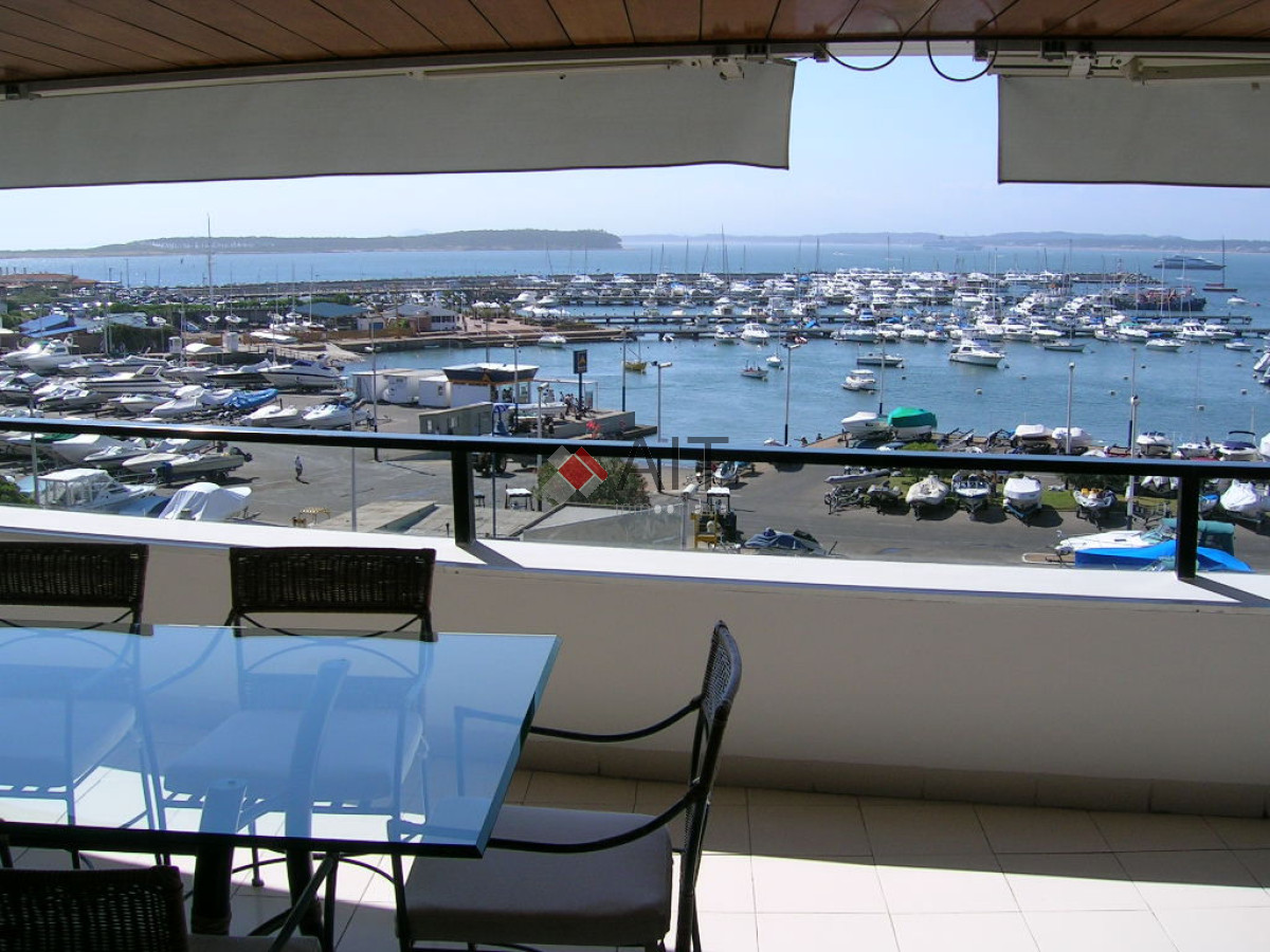 Espectacular 3 dormitorios frente al puerto de Punta del Este. Inmejorables comodidades y ubicacion. Consulte. - AIT2542A
