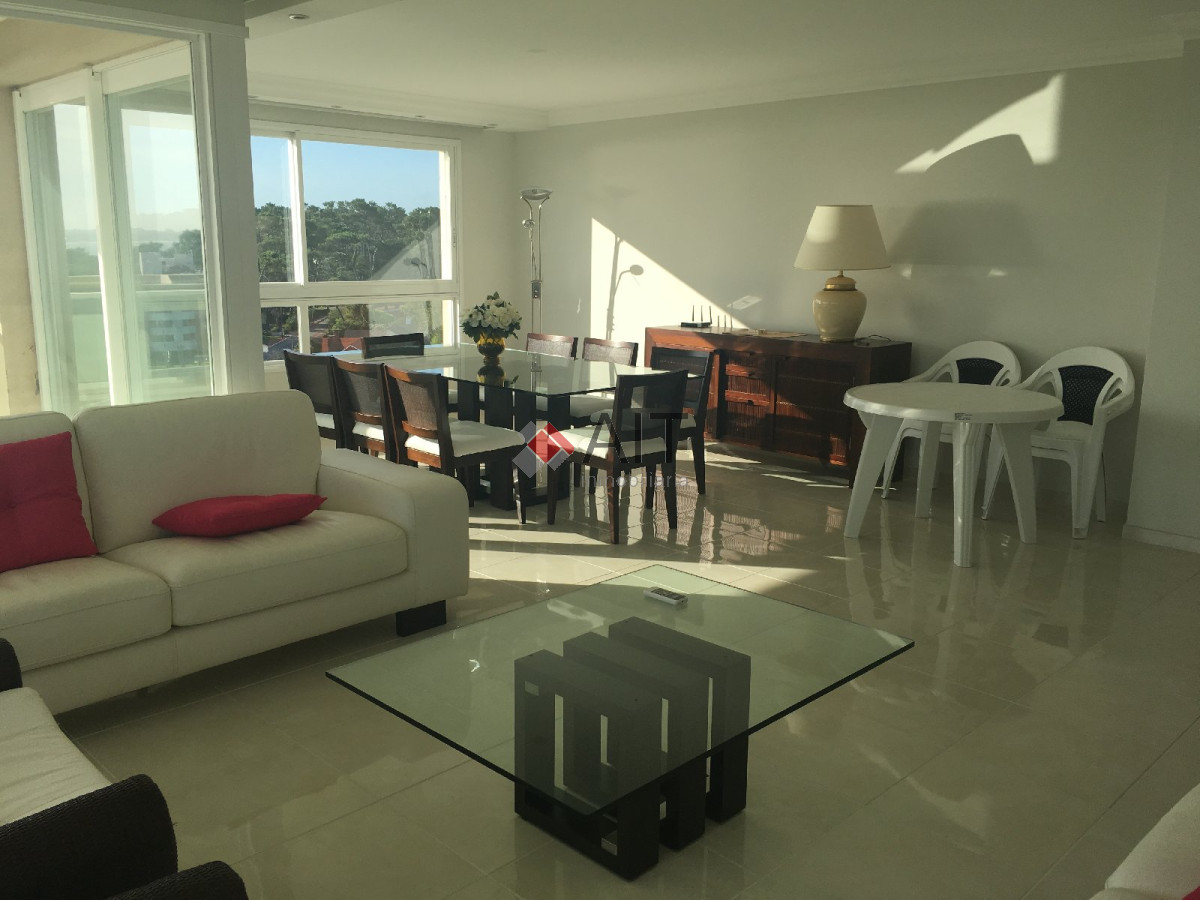 Apartamento ID.5968 - Categoria sobre playa mansa. 3 dormitorios y dependencia. La mejor vista.