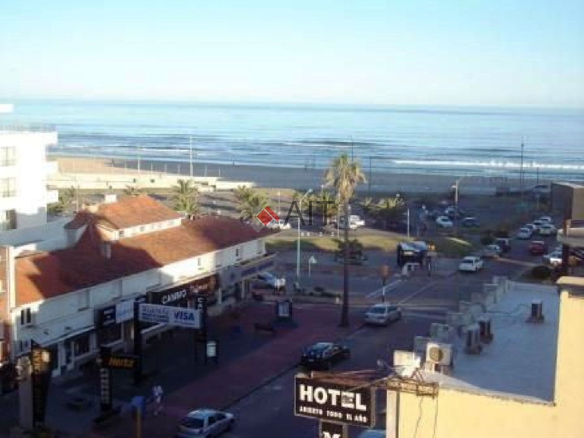 Apartamento ID.678 - Edificio frente a playa mansa. Unidad 2 dormitorios con vistas parciales, bien equipada. Consulte!