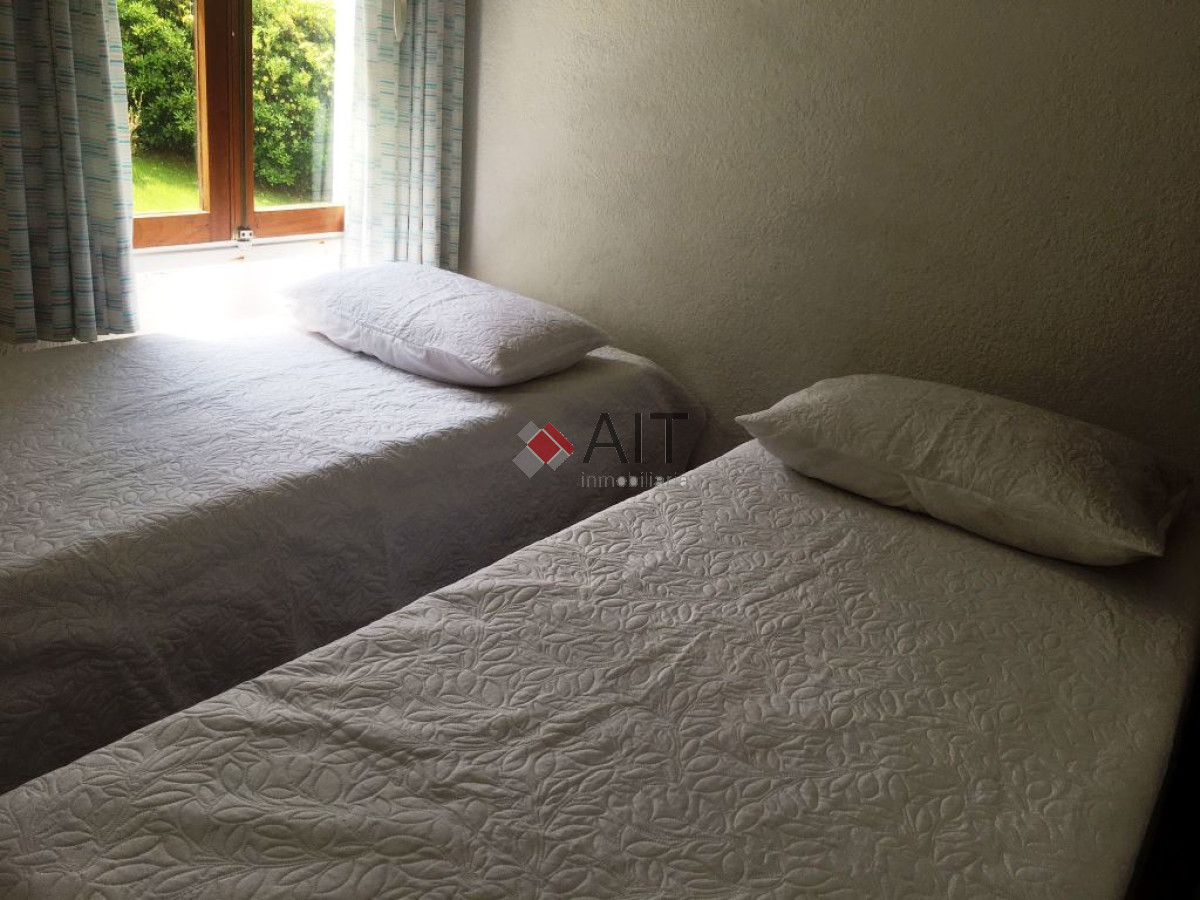 Apartamento ID.2135 - Oportunidad Frente al mar! Pda. 24 brava. 3 dormitorios y serv. Amplio, con terraza al frente!