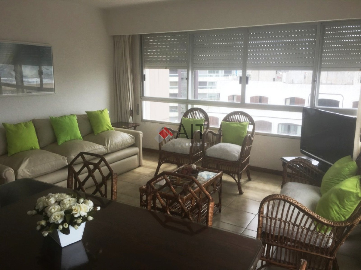 Apartamento ID.678 - Edificio frente a playa mansa. Unidad 2 dormitorios con vistas parciales, bien equipada. Consulte!