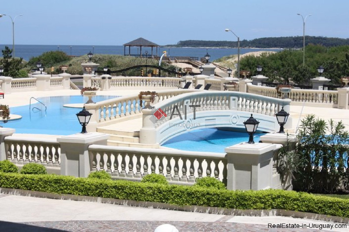 Apartamento ID.5968 - Categoria sobre playa mansa. 3 dormitorios y dependencia. La mejor vista.