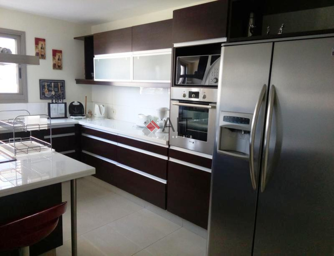 Apartamento ID.3719 - Impecable departamento de 4 dormitorios. Edificio de primer nivel frente a la playa. Consulte.