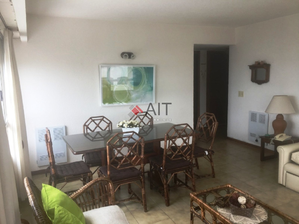 Apartamento ID.678 - Edificio frente a playa mansa. Unidad 2 dormitorios con vistas parciales, bien equipada. Consulte!