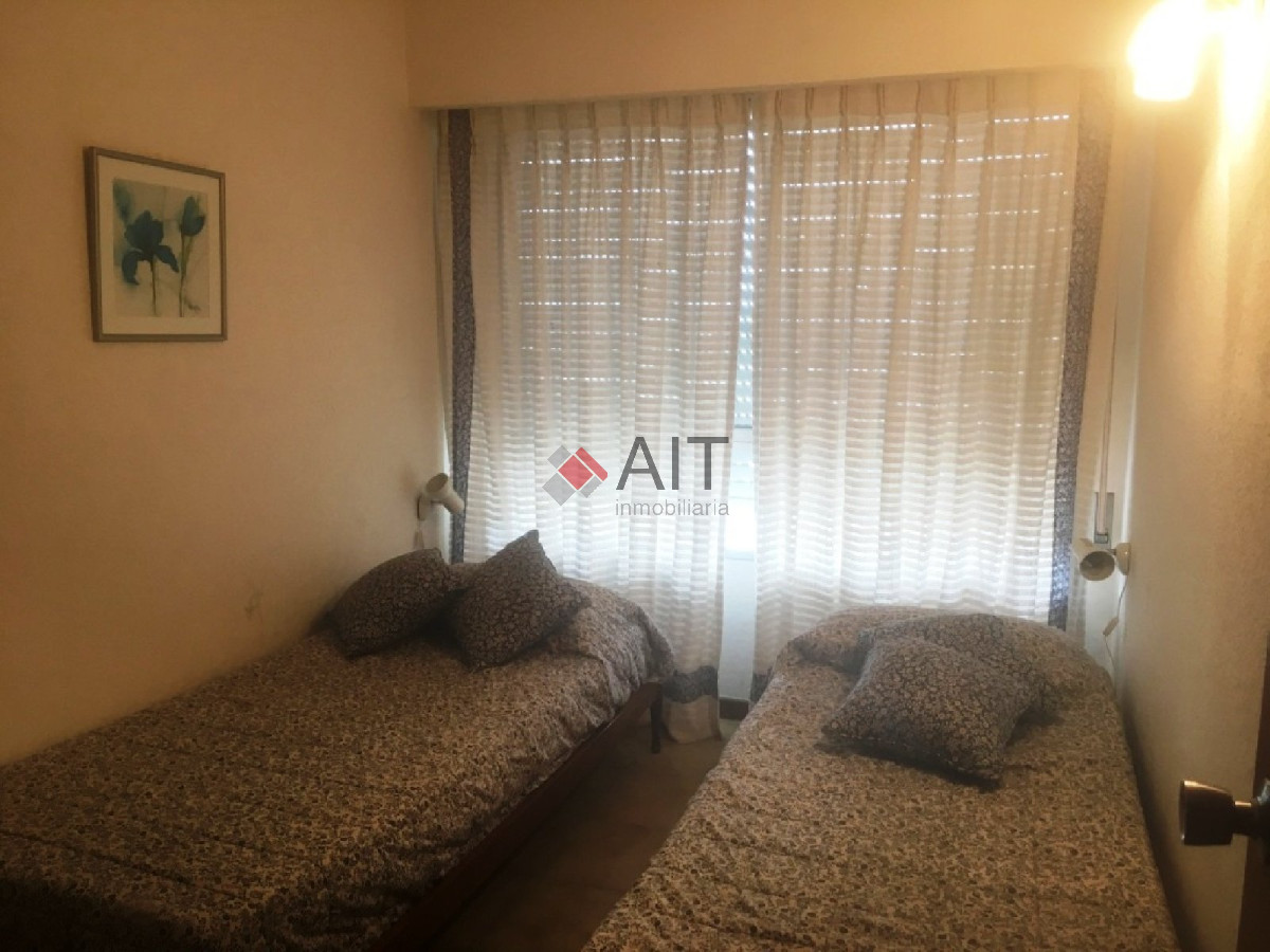 Apartamento ID.678 - Edificio frente a playa mansa. Unidad 2 dormitorios con vistas parciales, bien equipada. Consulte!