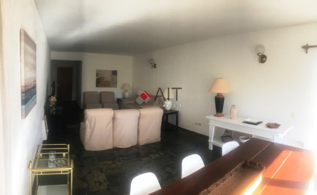 Apartamento ID.2135 - Oportunidad Frente al mar! Pda. 24 brava. 3 dormitorios y serv. Amplio, con terraza al frente!
