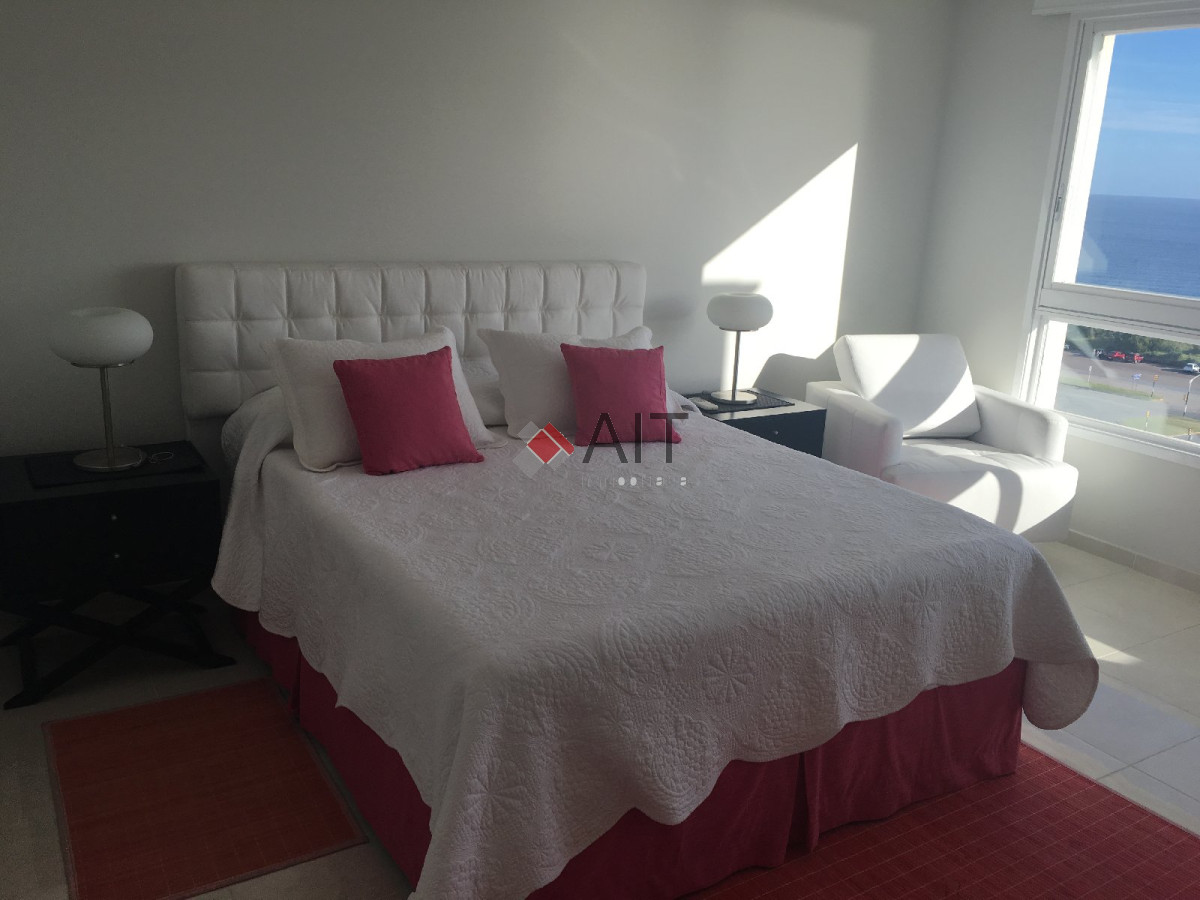 Apartamento ID.5968 - Categoria sobre playa mansa. 3 dormitorios y dependencia. La mejor vista.