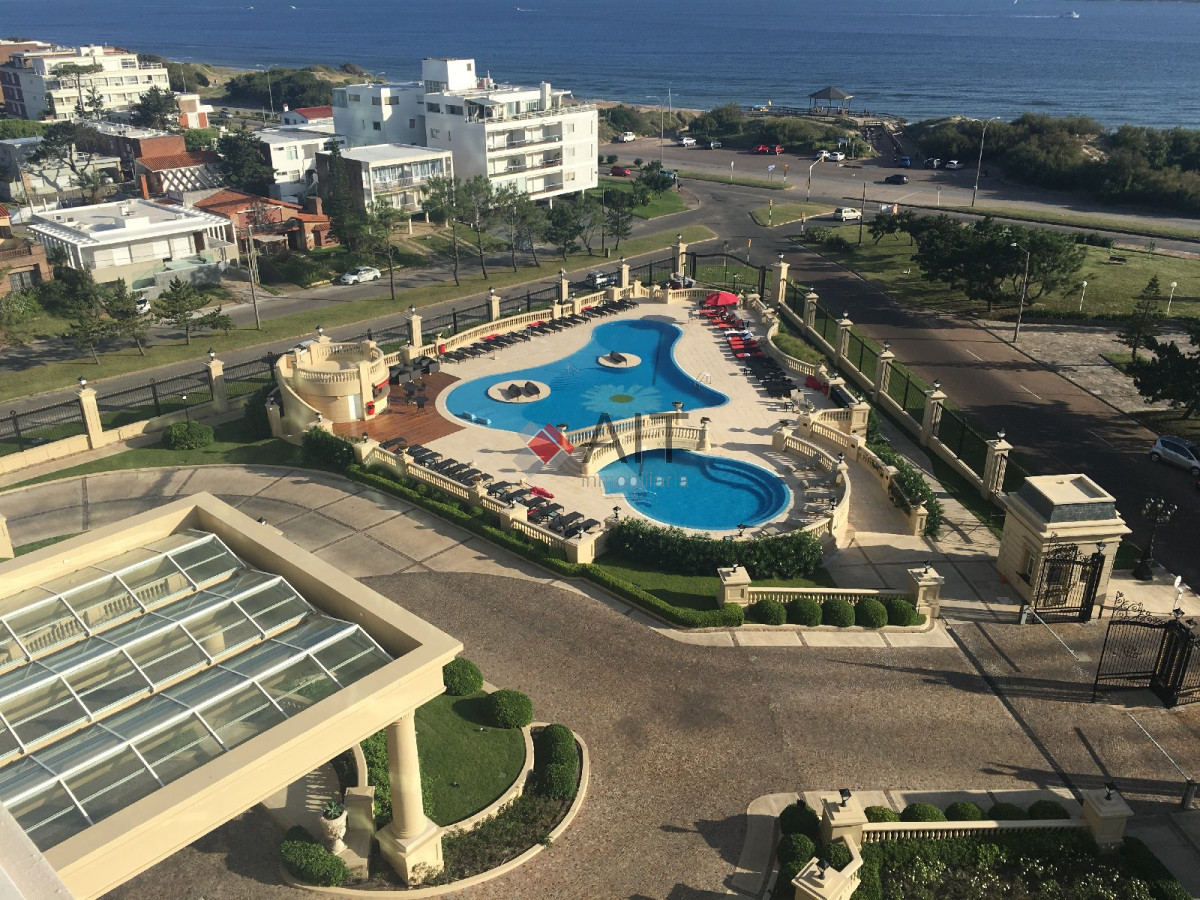 Apartamento ID.5968 - Categoria sobre playa mansa. 3 dormitorios y dependencia. La mejor vista.