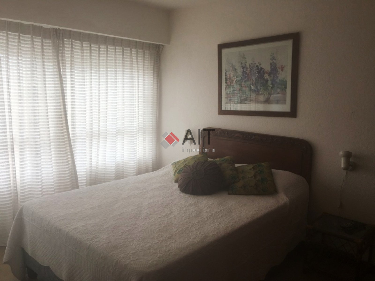 Apartamento ID.678 - Edificio frente a playa mansa. Unidad 2 dormitorios con vistas parciales, bien equipada. Consulte!