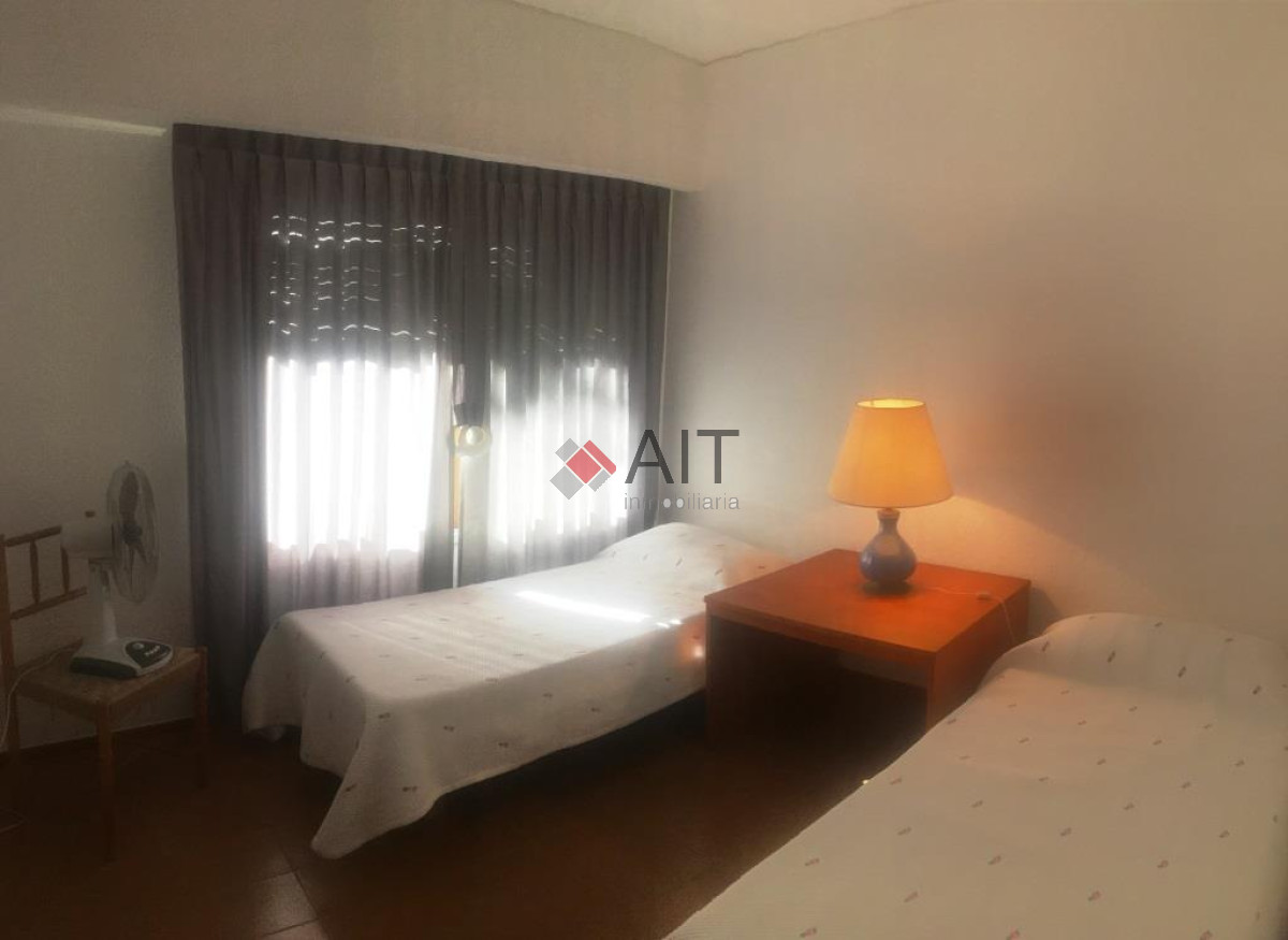 Apartamento ID.2135 - Oportunidad Frente al mar! Pda. 24 brava. 3 dormitorios y serv. Amplio, con terraza al frente!
