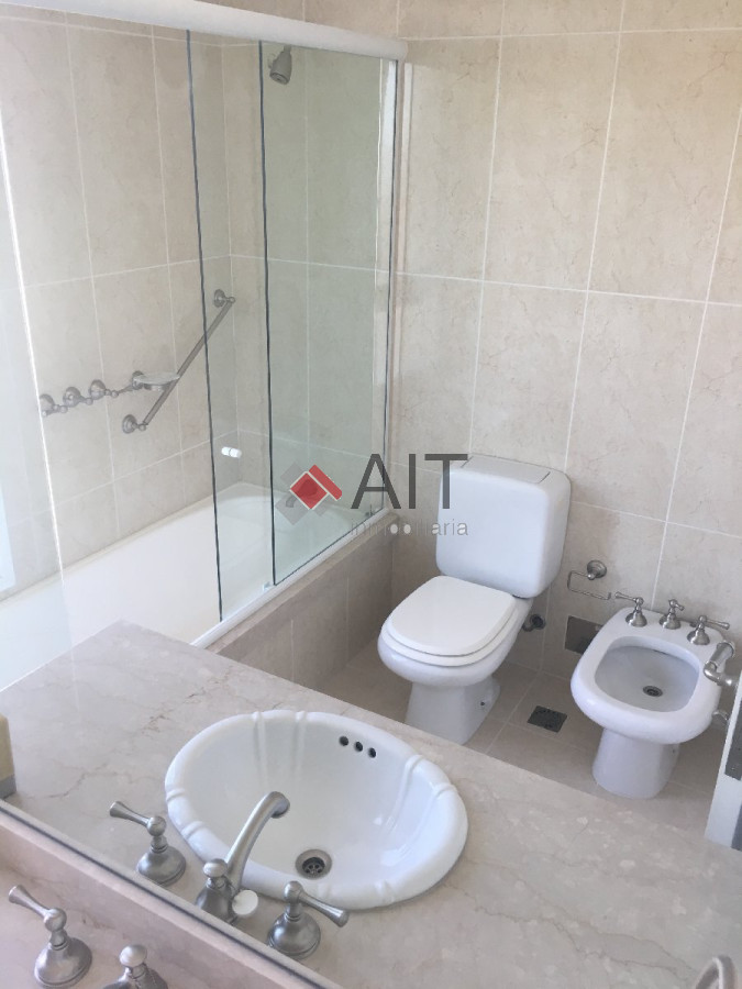 Apartamento ID.5968 - Categoria sobre playa mansa. 3 dormitorios y dependencia. La mejor vista.