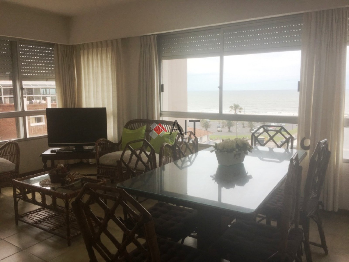 Apartamento ID.678 - Edificio frente a playa mansa. Unidad 2 dormitorios con vistas parciales, bien equipada. Consulte!